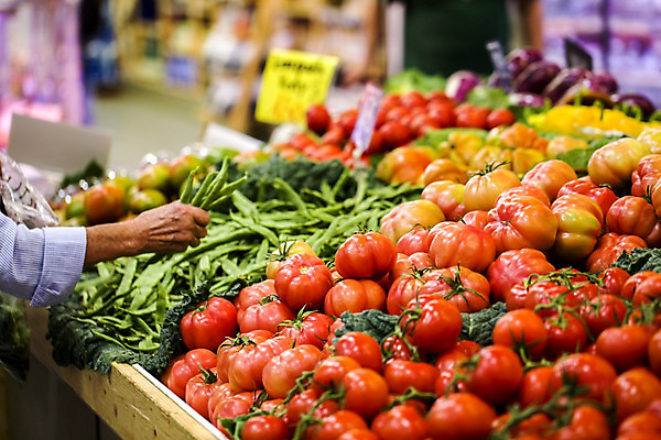 포토 JPG 해외이미지 손 잡화 음식 백그라운드 농업 다이어트 토마토 채소 비즈니스 자연 건강 종류 사람없음 빨간색 초록색 농작물 컬러풀 노란색 세일 바구니 상점 수확 신선 그룹 시장 구매 농부 상품 계산대 고객 유기농 날것 지역 모음 성분 소매 슈퍼마켓 내추럴 숙성 채식주의자 해외202004 해외포토 직업 웰빙 산업 컬러 한글 신체부위 쇼핑 생태계 채식 파일형식 이미지허브