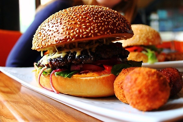 포토 JPG 해외이미지 접시 패스트푸드 실내 근접촬영 사람없음 아웃포커스 햄버거 인스턴트 정크푸드 치즈볼 해외202004 해외포토 식기 음식 뷰포인트 디저트 촬영기법 내부 파일형식 이미지허브