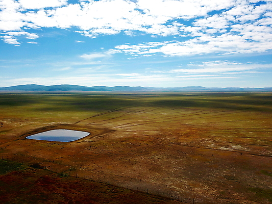 포토 JPG 해외이미지 구름 호수 밭 자연 하늘 바람 산 풍경 사람없음 야외 세로 물 여름 울타리 농장 맑음 힘 재활용 에너지 시골 최고 플랫 호주 땅 언덕 대문 지역 흐림 유지 해외202004 해외포토 자연요소 계절 농업 날씨 담장 문 오세아니아 친환경 생태계 파일형식 이미지허브