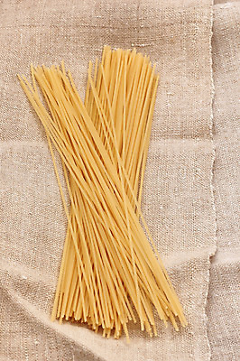 포토 JPG 해외이미지 전통 라이프스타일 음식 컨셉 패턴 다이어트 파스타 실내 건강 스파게티 요리 사람없음 빛 약 노란색 주방 식당 검은색 식사 저녁식사 침묵 이탈리아 비교 그룹 변화 원주민 맛 시리얼 밀 수집 오브젝트 준비 상쾌 질감 날것 문학 레시피 마무리 마카로니 펜네 해외202004 해외포토 감정 유럽 컬러 무늬 의학 곡류 서양음식 내부 생활 상점 소리 아프리카인 파스타면 파일형식 이미지허브