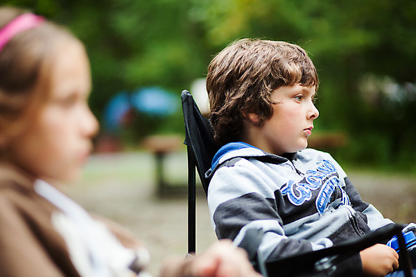 포토 JPG 해외이미지 백인 여자 남자 어린이 의자 가족 피곤 앉기 소년 야외 두명 캠핑 모닥불 언니 남동생 해외202004 해외포토 서양인 가구 컨셉 관계 모션 불 레저 사람 자매 동생 파일형식 이미지허브