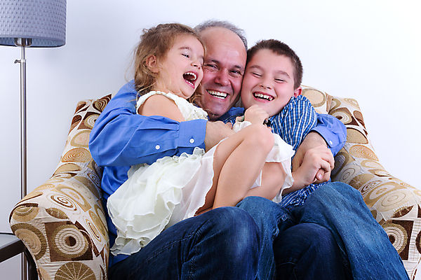 포토 JPG 해외이미지 드레스 딸 행복 아들 어린이 중년 셔츠 2 장난 가족 포옹 놀이 주택 함께함 실내 서기 미소 웃음 앉기 소년 세명 파란색 청바지 램프 아빠 싱글 안락의자 언니 남동생 정확 해외202004 해외포토 옷 남자 감정 컬러 컨셉 상의 의자 바지 관계 안기 모션 조명 표정 사람 성인 내부 건물 자매 동생 파일형식 이미지허브