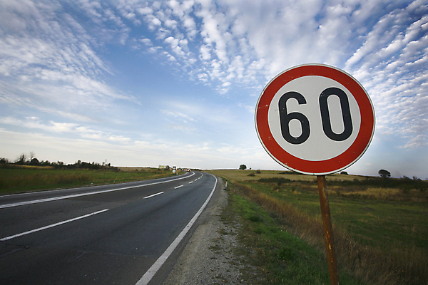 포토 JPG 해외이미지 구름 도로 하늘 거리 안전 사람없음 빨간색 검은색 시간 표지판 원형 고속도로 60대 계획 사인 속도 도로표지판 법 느림 H 한계 해외202004 해외포토 자연요소 도형 알파벳 노년 길 컬러 컨셉 교통시설 알림판 파일형식 이미지허브