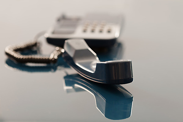 포토 JPG 해외이미지 백그라운드 비즈니스 통신 유리 말하기 대화 사람없음 파란색 빛 스마트폰 사무실 반사 듣기 업무 투명 코드 전화기 수화기 복고 고립 구식 옛날 해외202004 해외포토 컬러 모션 재질 핸드폰 스마트기기 작업 파일형식 이미지허브