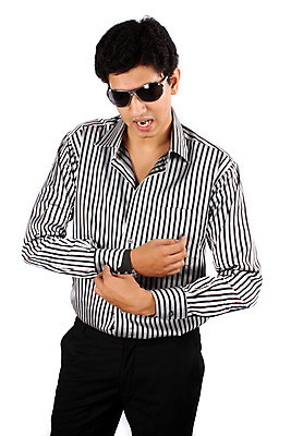 포토 JPG 해외이미지 드레스 옷 남자 셔츠 고글 한명 동양인 10대 선글라스 파티 유행 줄무늬 표현 그늘 인도인 스마트 스타일 해외202004 해외포토 외국인 1 안경 컨셉 상의 무늬 청소년 사람 인종 이벤트 파일형식 이미지허브