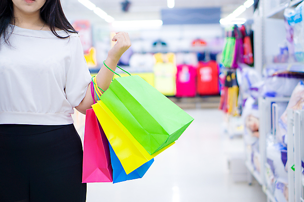 포토 JPG 해외이미지 백인 라이프스타일 손 여자 행복 종이 백그라운드 컨셉 가방 비즈니스 휴가 거리 선물 한명 사람 동양인 성인 야외 쇼핑 유행 세일 걷기 우주 상점 검은색 잡기 고급 구매 쇼핑몰 고객 소매 적재 고립 많음 해외202004 해외포토 서양인 1 잡화 감정 컬러 모션 인종 생활 신체부위 파일형식 이미지허브