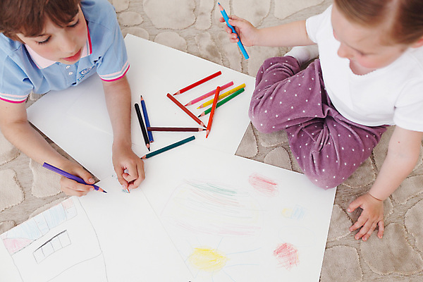 포토 JPG 해외이미지 백인 행복 종이 어린이 가족 바닥 주택 실내 창조 사람 소년 두명 컬러풀 연필 페인트 유치원 흰색 그리기 그림 화가 언니 남동생 해외202004 해외포토 서양인 직업 교육 남자 감정 컬러 관계 모션 학용품 내부 건물 필기구 자매 동생 파일형식 이미지허브