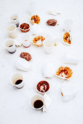 포토 JPG 해외이미지 행복 커피 음료 백그라운드 가사 탁자 디저트 주택 기념 손잡이 이벤트 사람없음 컵 파티 케이크 초콜릿 축제 축하 생일 날짜 분위기 차 달콤 쓰레기 폐기물 파편 일회용 플라스틱 청소 오브젝트 기회 토스트 먼지 종료 강렬 페스츄리 해외202004 해외포토 식기 기념일 감정 음식 빵 가구 컨셉 재질 건물 맛 파일형식 이미지허브