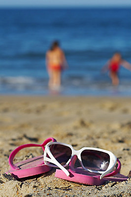 포토 JPG 해외이미지 모래 바다 분홍색 섬 여행 백그라운드 놀이 휴가 조개 해변 사람없음 야외 컬러풀 장난감 껍질 플라스틱 삽 양동이 장면 땅파기 해외202004 해외포토 컬러 재질 어패류 파일형식 이미지허브