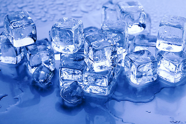 포토 JPG 해외이미지 음료 따뜻함 사람없음 물 파란색 얼음 블록 신선 투명 액체 떨어짐 시원함 크리스탈 큐브 상쾌 정사각형 해외202004 해외포토 자연요소 도형 감정 컬러 컨셉 광석 파일형식 이미지허브