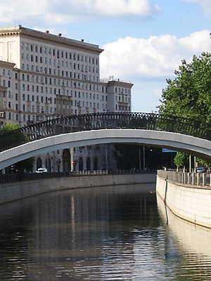 포토 JPG 해외이미지 모양 구름 유럽 도로 건축양식 통신 창문 유리 하늘 바닥 사람 사람없음 건물 목재 여름 파란색 반사 맑음 도시 원형 큼 아래 러시아 일반 7월 모스크바 방법 양발 지원 해외202004 해외포토 자연요소 도형 나무 건축물 계절 건축 나라 길 컬러 재료 교통시설 재질 날씨 날짜 크기 방향 위치 파일형식 이미지허브