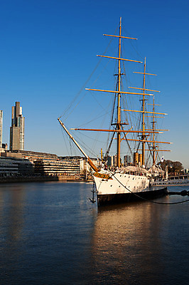 포토 JPG 해외이미지 산업 바다 요트 하늘 항해 사람없음 세로 강 항구 미국 도시 보트 역사 박물관 군용 해군 포트 리빙 남쪽 아르헨티나 로스앤젤레스 옛날 카피스페이스 해외202004 해외포토 북아메리카 배_교통 교통시설 군대 공백 남아메리카 방향 파일형식 이미지허브