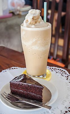 포토 JPG 해외이미지 접시 커피 음식 조각 포크 디저트 기념 요리 사람없음 장식 세트 컬러풀 갈색 파티 케이크 식당 초콜릿 검은색 어둠 빵집 고명 달콤 설탕 굽기 먹기 크림 반투명 커스터드 페스츄리 해외202004 해외포토 식기 음료 빵 컬러 모션 이벤트 상점 맛 구이 파일형식 이미지허브