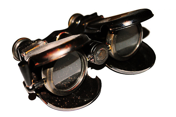 포토 JPG 해외이미지 응시 안경 영국 사람없음 쌍안경 수확 골동품 확대 극장 복고 비전 연극 고물 옛날 해외202004 해외포토 시선 잡화 유럽 농업 문화예술 망원경 파일형식 이미지허브