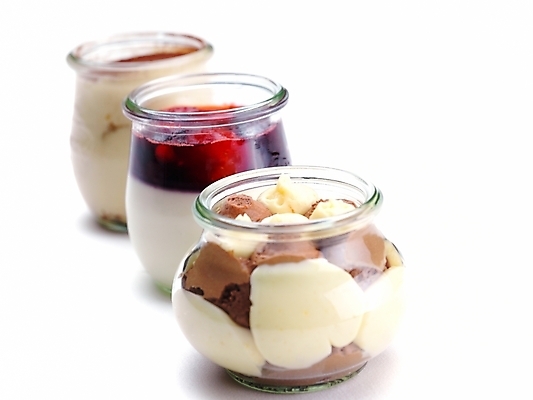 포토 JPG 해외이미지 실내 종류 사람없음 다양 세개 흰배경 일렬 푸딩 해외202004 해외포토 다수 백그라운드 디저트 3 내부 흰색 파일형식 이미지허브