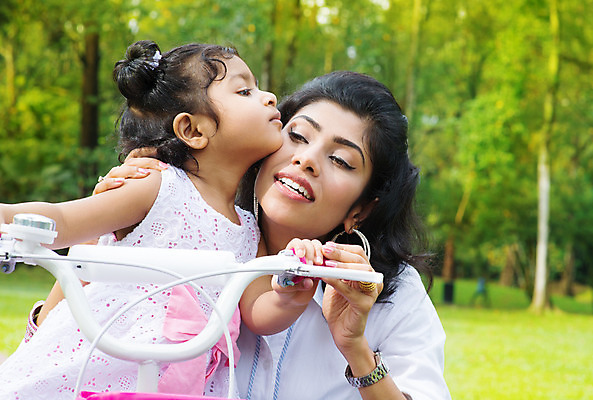 포토 JPG 해외이미지 라이프스타일 공원 딸 행복 어린이 스포츠 가족 자연 엄마 휴가 건강 사랑 안전 사람 동양인 잔디 성인 야외 두명 초록색 여름 운동 정원 자전거 기쁨 가르침 승차 인도인 순환 사이클링 돌봄 바이킹 해외202004 해외포토 외국인 식물 계절 공공시설 교육 감정 컬러 관계 모션 인종 생활 바이크 육상스포츠 생태계 파일형식 이미지허브