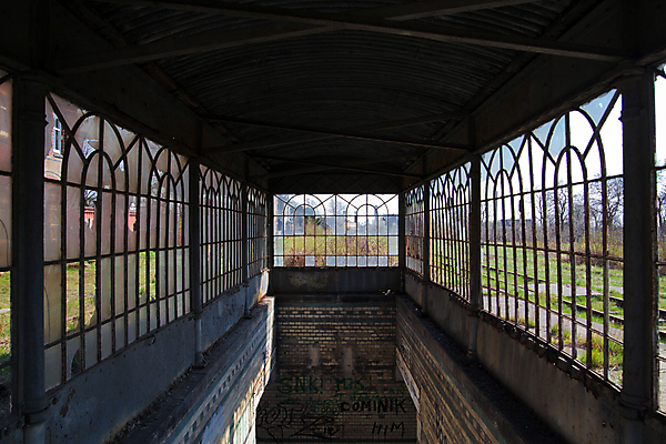 포토 JPG 해외이미지 건축양식 창문 교통시설 유리 사람없음 가로 수확 역사 역 무서움 버리기 광택 폴란드 구식 깨짐 옛날 해외202004 해외포토 건축 감정 유럽 교통 컨셉 농업 모션 재질 시설 파일형식 이미지허브