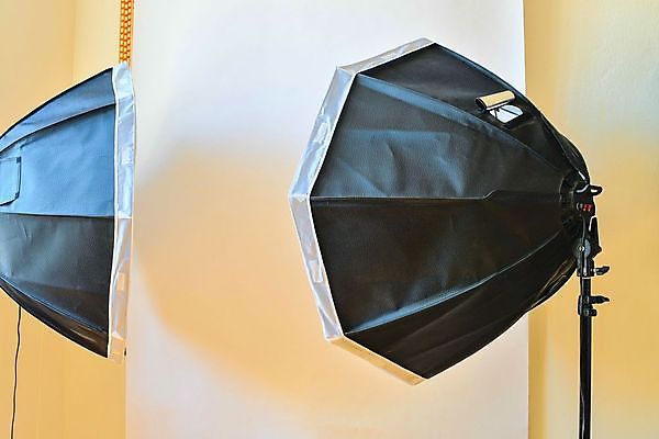 포토 JPG 해외이미지 모델 직업 종이 포즈 백그라운드 컨셉 의자 우산 아이디어 취미 사람없음 내부 빛 유행 카메라 검은색 사진촬영 방 장비 흰색 램프 중앙 큼 사진사 준비 슛 스포트라이트 빛망울 반사경 해외202004 해외포토 컬러 가구 조명 전자제품 촬영 크기 작가 파일형식 이미지허브