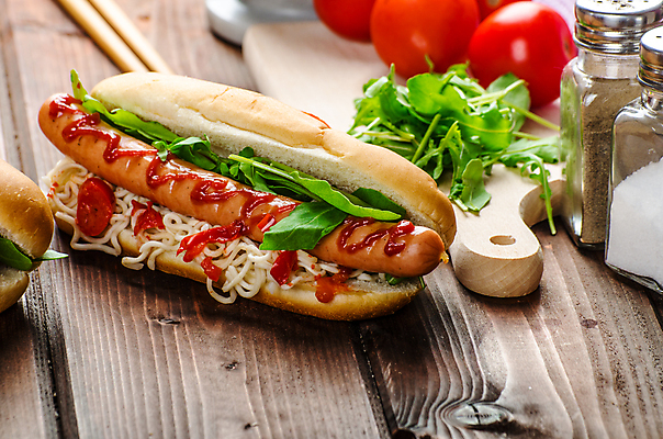 포토 JPG 해외이미지 빵 토마토 채소 실내 사람없음 소시지 케첩 핫도그 나무도마 소스통 나무배경 해외202004 해외포토 음식 백그라운드 도마 패스트푸드 통 내부 목재 소스_음식 가공식품 파일형식 이미지허브