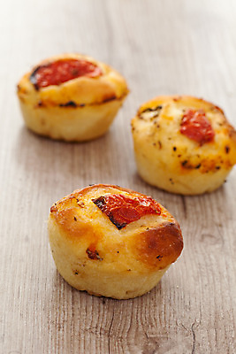 포토 JPG 해외이미지 접시 음식 빵 백그라운드 다이어트 피자 사람없음 요식업 이탈리아 껍질 햄 칼로리 살라미 해외202004 해외포토 식기 유럽 산업 패스트푸드 서양음식 건강 육류 파일형식 이미지허브