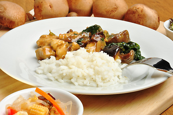 포토 JPG 해외이미지 음식 다이어트 채소 밥 건강 육류 요리 사람없음 저녁식사 치킨 버섯 신선 맛 그릴 먹기 만족 유기농 해외202004 해외포토 웰빙 감정 컨셉 식재료 모션 주방용품 식사 닭고기요리 파일형식 이미지허브