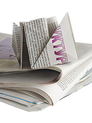 포토 JPG 해외이미지 종이 통신 사람없음 정보 기둥 보트 기자 신문 뉴스 잡지 인쇄 중개인 작가 읽기 종이접기 분석가 출판 해외202004 해외포토 직업 건축 배_교통 모션 간행물 접기 파일형식 이미지허브