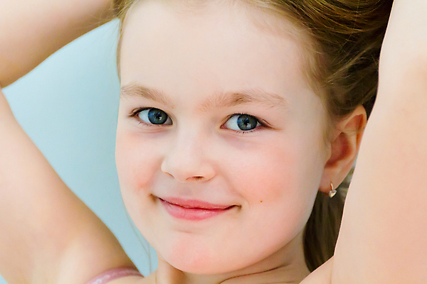 포토 JPG 해외이미지 백인 여학생 유럽 어린이 한명 미소 파란색 금발 흰색 6 5 7 해외202004 해외포토 서양인 1 학생 헤어스타일 여자 나라 컬러 표정 사람 숫자 파일형식 이미지허브