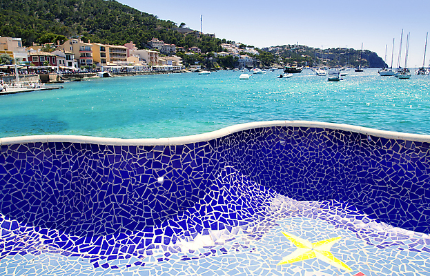 포토 JPG 해외이미지 라이프스타일 바다 섬 여행 요트 벤치 교통시설 자연 하늘 휴가 휴식 산 항해 풍경 사람없음 건물 가로 초록색 물 여름 파란색 햇빛 마을 항구 흰색 뜨거움 보트 스페인 지중해 타일 정박 함선 장면 모자이크 포트 해외202004 해외포토 자연요소 건축물 계절 유럽 컬러 교통 컨셉 배_교통 의자 생활 태양 시설 생태계 파일형식 이미지허브