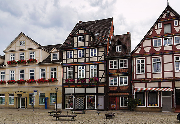 포토 JPG 해외이미지 유럽 벽 건축양식 창문 지붕 거리 주택 프레임 독일 사람없음 건물 목재 도시 센터 중세 역사 재산 수리 묘사 그림 뼈대 타운 르네상스 옛날 해외202004 해외포토 나무 건축물 건축 나라 재료 금융 파일형식 이미지허브