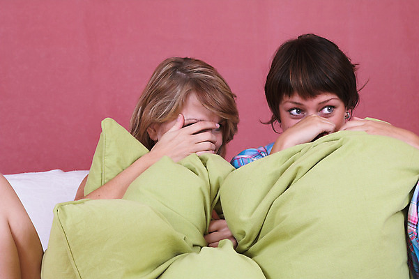 포토 JPG 해외이미지 백인 여자 2 주택 갈색머리 함께함 사람 두명 친구 금발 우정 필름 손목시계 영화 자매 언니 숨기 해외202004 해외포토 서양인 헤어스타일 시계 컨셉 장신구 가족 관계 모션 문화예술 건물 파일형식 이미지허브