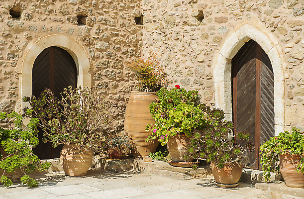 포토 JPG 해외이미지 전통 외관 꽃 벽 건축양식 창문 주택 사람없음 야외 건물 문 정원 수확 지중해 그리스 그리스인 안뜰 옛날 스타일 해외202004 해외포토 서양인 식물 건축물 건축 유럽 바다 농업 파일형식 이미지허브