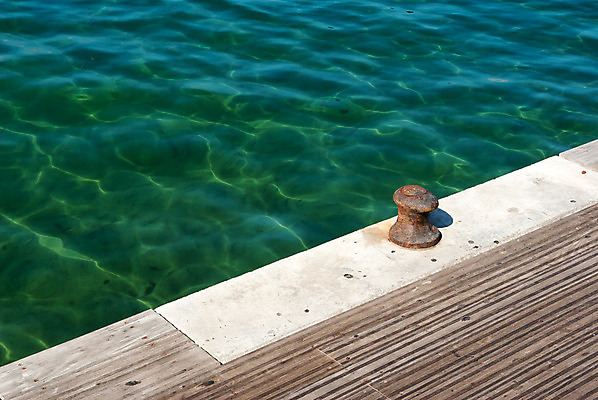 포토 JPG 해외이미지 파도 바다 여행 교통시설 항해 안전 사람없음 야외 물 파란색 금속 항구 힘 장비 연결 결합 철 묘사 오브젝트 부식 방파제 포트 무거움 옛날 철강 해외202004 해외포토 자연요소 공공시설 컬러 교통 배_교통 재질 무게 시설 파일형식 이미지허브