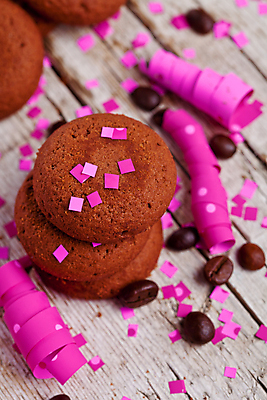 포토 JPG 해외이미지 리본 포장 사람없음 쌓기 쿠키 초콜릿 원두 달콤 꽃가루 나무배경 해외202004 해외포토 커피 백그라운드 모션 디저트 맛 가루 파일형식 이미지허브