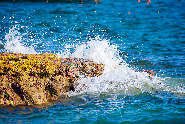 포토 JPG 해외이미지 계절 파도 바다 여행 백그라운드 자연 하늘 바람 날씨 휴가 휴식 풍경 사람없음 야외 물 여름 파란색 컬러풀 햇빛 맑음 힘 활발 거품 젖음 에너지 바위 흰색 액체 서핑 떨어짐 큼 분무기 암초 폭풍우 스플래쉬 해외202004 해외포토 자연요소 컬러 컨셉 태양 돌_바위 수상스포츠 비_날씨 크기 자연재해 생태계 파일형식 이미지허브