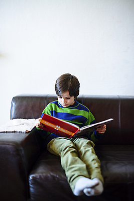 포토 JPG 해외이미지 백인 1 라이프스타일 교육 음료 어린이 놀이 휴식 주택 실내 한명 사람 앉기 소년 책 컵 소파 독서 방 6 연도 읽기 리빙 옛날 해외202004 해외포토 서양인 식기 남자 컨셉 의자 모션 내부 건물 생활 숫자 파일형식 이미지허브
