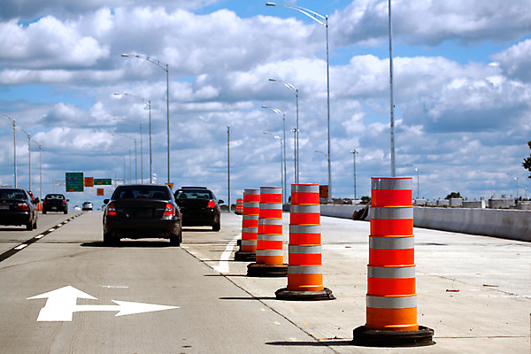 포토 JPG 해외이미지 구름 도로 길 여행 곡선 오렌지 교통시설 자동차 하늘 출입구 화살 경사 사람없음 파란색 햇빛 운전 고속도로 아스팔트 속도 서명 통근 해외202004 해외포토 자연요소 선 육상교통 컬러 교통 과일 모션 태양 시설 출근 파일형식 이미지허브