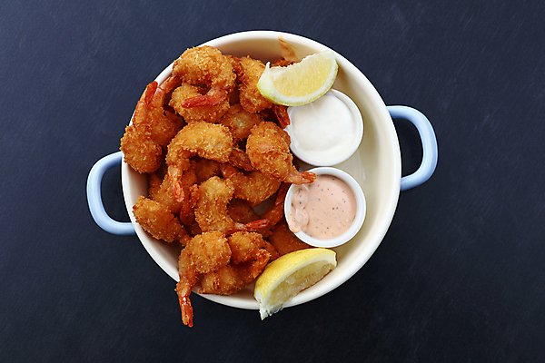 포토 JPG 해외이미지 접시 유럽 음식 부분 손가락 탁자 새우 건강 요리 사람없음 파란색 우주 식당 식사 신선 닫기 냄비 정상 먹기 레몬 해산물 준비 각도 빵가루 해로움 해외202004 해외포토 식기 손 나라 컬러 가구 컨셉 과일 모션 갑각류 상점 솥 파일형식 이미지허브