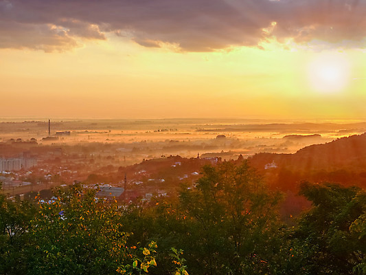 포토 JPG 해외이미지 나무 구름 자연 하늘 아침 날씨 풍경 사람없음 건물 도시풍경 교회 일출 안개 가을 도시 언덕 교외 우크라이나 수평선 해외202004 해외포토 주간 자연요소 식물 건축물 계절 유럽 종교건축 노을 생태계 파일형식 이미지허브