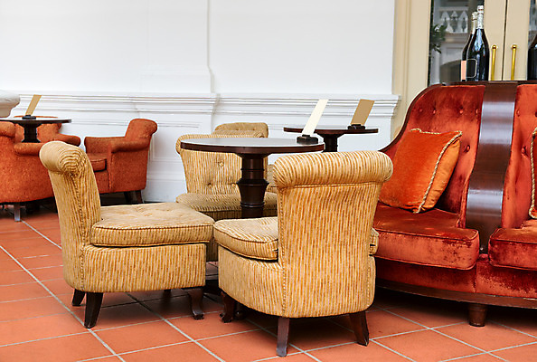 포토 JPG 해외이미지 1 디자인 음료 벽 가구 의자 건축양식 탁자 휴식 실내 사람없음 야외 내부 목재 장식 빨간색 소파 컬러풀 유행 식당 와인 카페 수확 바 휴게실 고급 우아함 샴페인 복고 안락의자 일반 쉬운 스타일 해외202004 해외포토 나무 건축 컬러 생활용품 컨셉 농업 재료 주류 상점 파일형식 이미지허브