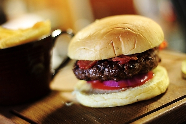 포토 JPG 해외이미지 패스트푸드 실내 사람없음 아웃포커스 한개 햄버거 인스턴트 정크푸드 나무받침 해외202004 해외포토 1 음식 촬영기법 내부 목재 받침대 파일형식 이미지허브