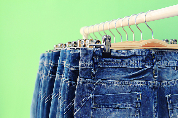 포토 JPG 해외이미지 드레스 옷 바지 사람없음 파란색 유행 청바지 직물 장롱 소매 줄서기 해외202004 해외포토 컬러 가구 모션 하의 파일형식 이미지허브