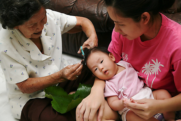 포토 JPG 해외이미지 아시아 종교 문화 신체 의자 사람 앉기 동양인 두명 노란색 머리 축제 아기 사찰 의식 동굴 6 이발 피부 대머리 희생 동쪽 남쪽 말레이시아 월 걸음마 귀족 순례 순례자 힌두교 해외202004 해외포토 헤어스타일 나라 컬러 가구 종교건축 모션 인종 신체부위 숫자 날짜 방향 파일형식 이미지허브