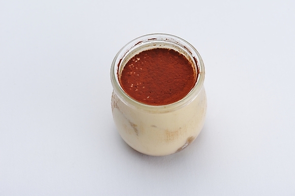 포토 JPG 해외이미지 실내 사람없음 한개 흰배경 푸딩 티라미수 해외202004 해외포토 1 백그라운드 디저트 내부 흰색 파일형식 이미지허브