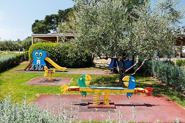 포토 JPG 해외이미지 공원 교육 행복 어린이 모래 스포츠 백그라운드 건축양식 학교 놀이 건강 안전 사람없음 야외 빨간색 초록색 파란색 컬러풀 장난감 운동 계단 힘 장비 게임 흰색 미끄럼틀 놀이터 플라스틱 오르기 개발 걸음마 고립 돌봄 땅바닥 해외202004 해외포토 공공시설 건축 감정 컬러 모션 재질 바닥 사람 놀이기구 파일형식 이미지허브