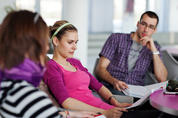 포토 JPG 해외이미지 학생 라이프스타일 여자 교육 남자 행복 교실 학교 사람 소년 20대 성인 야외 책 세명 친구 스터디 컴퓨터 공책 기쁨 작업 그룹 브레이크 대학교 긍정 해외202004 해외포토 감정 어린이 컨셉 관계 문구용품 청년 생활 전자제품 학습 파일형식 이미지허브