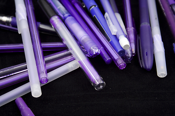 포토 JPG 해외이미지 학생 종이 학교 휴가 아이디어 사람없음 스터디 컬러풀 연필 펜 쌓기 보라색 검은색 공백 장비 기록 작업 롤 시트 해외202004 해외포토 교육 컬러 컨셉 모션 학용품 학습 필기구 파일형식 이미지허브