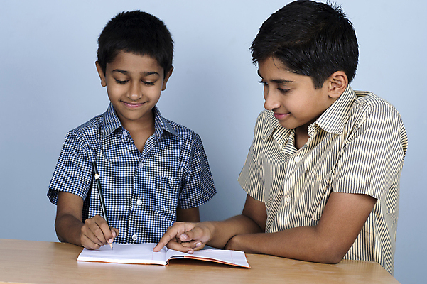 포토 JPG 해외이미지 학생 디자인 교육 행복 어린이 남학생 셔츠 유니폼 교실 학교 사람 동양인 소년 두명 스터디 업무 가르침 질문 인도인 집중 준비 성적 열광 가정교사 걸음마 해외202004 해외포토 외국인 옷 남자 감정 컨셉 상의 모션 인종 학습 교사 작업 파일형식 이미지허브