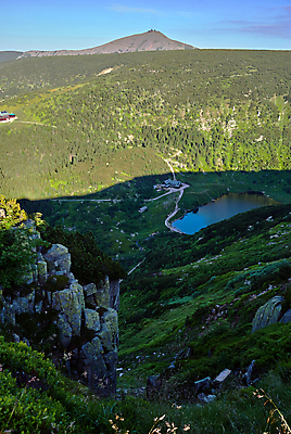 포토 JPG 해외이미지 나무 식물 구름 유럽 도로 길 호수 하늘 산 풍경 경사 사람없음 물 여름 숲 시골집 폴란드 절정 해외202004 해외포토 자연요소 계절 나라 교통시설 주택 파일형식 이미지허브