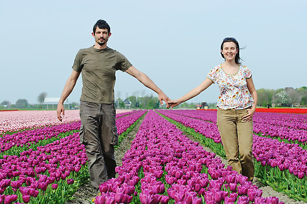 포토 JPG 해외이미지 식물 백인 라이프스타일 커플 계절 여자 남자 꽃 행복 감정 얼굴 꽃다발 밭 가족 자연 놀이 함께함 건강 사람 앉기 야외 두명 초록색 빛 보라색 봄 꿈 튤립 신선 네덜란드 해외202004 해외포토 서양인 유럽 컬러 컨셉 농업 관계 모션 생활 신체부위 생태계 파일형식 이미지허브