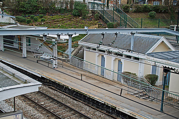 포토 JPG 해외이미지 나무 벤치 의자 교통시설 거리 바닥 선물 사람없음 계단 기차 램프 기둥 화려 재산 역 철 과거 지역 스타일 해외202004 해외포토 식물 건축 육상교통 가구 교통 컨셉 조명 대중교통 금융 시설 파일형식 이미지허브